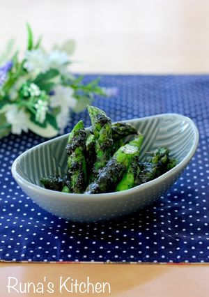 A picture of Green Asparagus with Sesame Sauce.