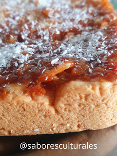 Una foto de Tarta de coco 🥥 rallado y en escamas con dulce de leche en la flip