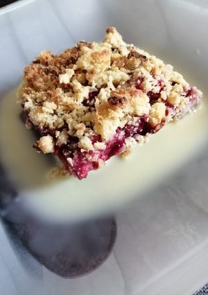 Une photo de Crumble à la crème de banane et aux fruits rouges