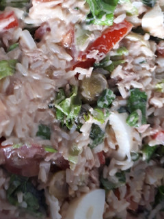 Una foto de Ensalada de arroz con salsa rosa