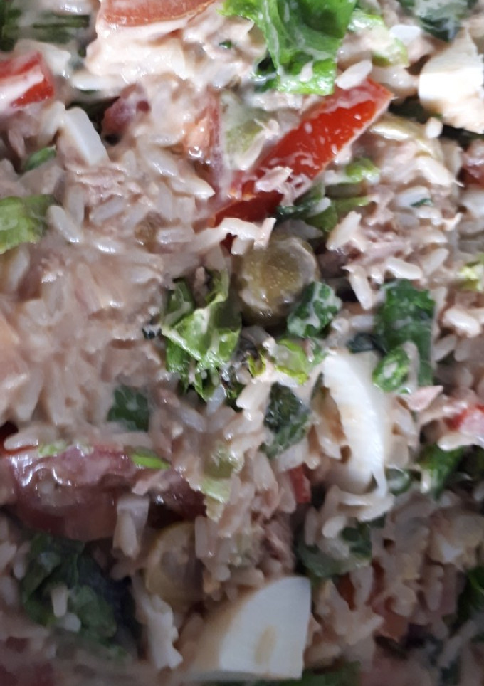 Una foto de Ensalada de arroz con salsa rosa