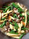 Tumis kacang panjang, soleng dan jamur kancing