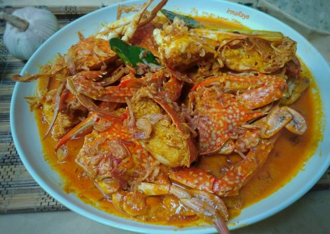 Rajungan Gulai Khas Nusantara Dengan Kuah Santan Kental Kaya Rempah, Cocok Dinikmati Bersama Nasi Hangat.