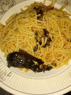 Spaghetti jollof and dried fish ainihin hoton girkin