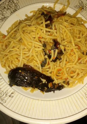Spaghetti jollof and dried fish ainihin hoton girkin