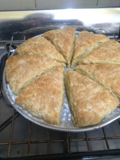 Una foto de Scones de queso y hierbas