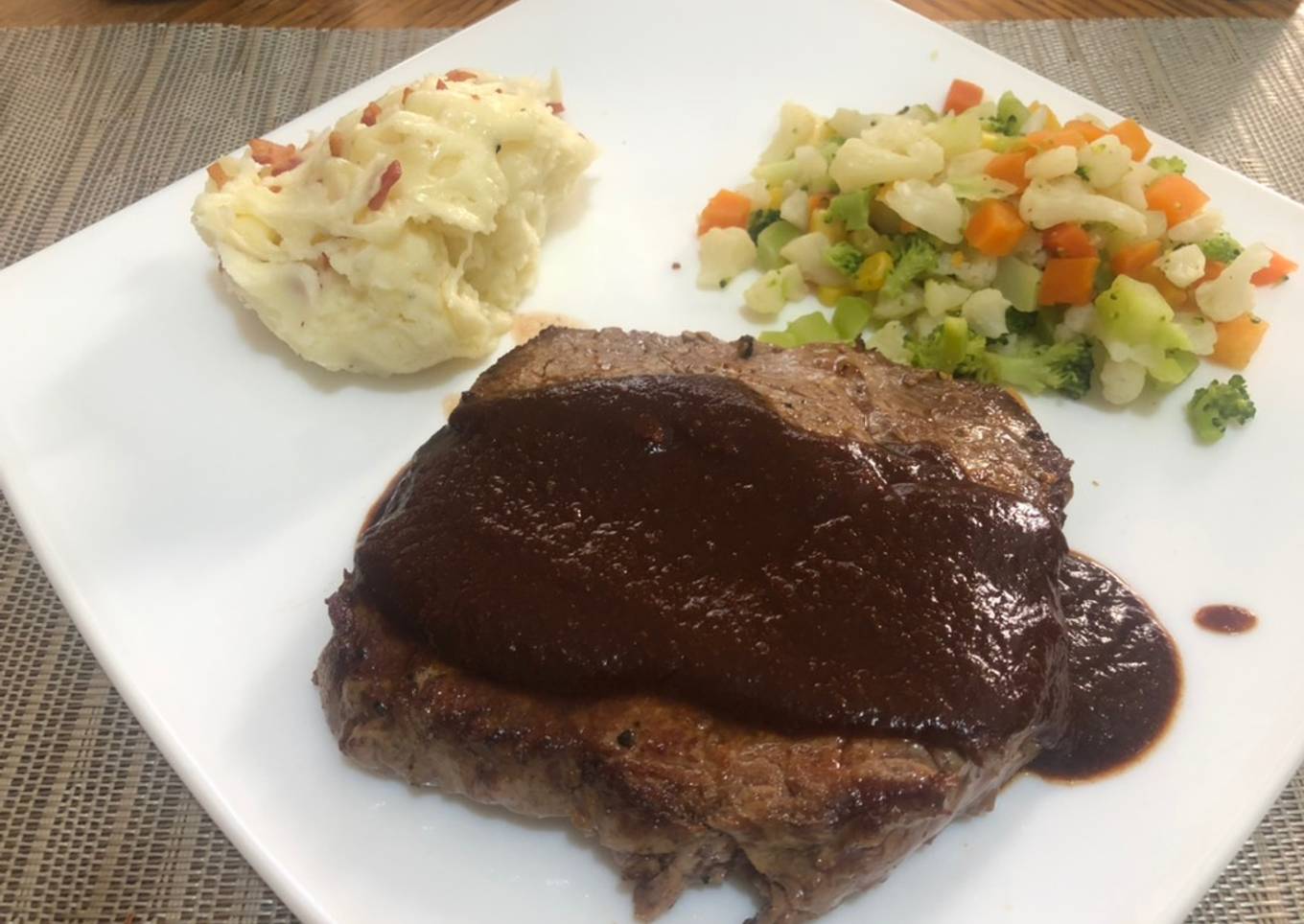 Medallones de filete de res en salsa a los 4 chiles al estilo sonorense