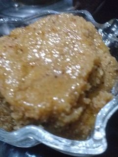 सूजी और बेसन का गुड वाला शीरा रेसिपी मुख्य फोटो