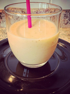 Una foto de Delicioso y refrescante batido de mango, fresa y almendras. Ideal para una tarde de calor