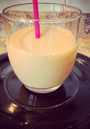 Foto principal de Delicioso y refrescante batido de mango, fresa y almendras. Ideal para una tarde de calor