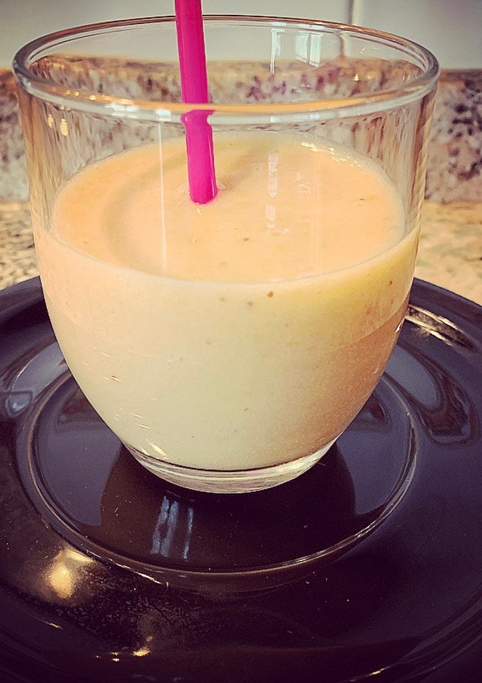 Una foto de Delicioso y refrescante batido de mango, fresa y almendras. Ideal para una tarde de calor