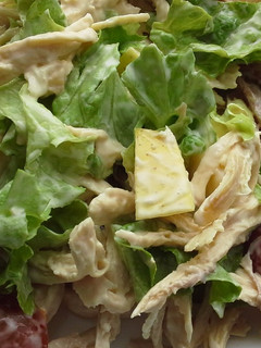 Una foto de Ensalada de manzana y pollo