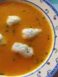 Möhrensuppe mit Grießklößchen