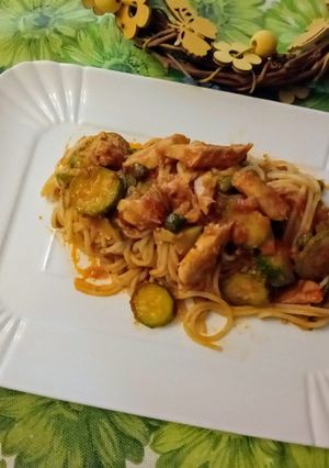 Foto di Spaghetti zucchine capperi filetti di sgombro