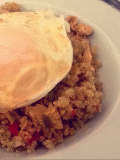 Una foto de Quinoa con pollo y verduras