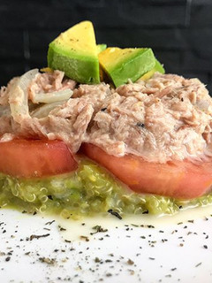 Una foto de Tartar de quinoa y atún