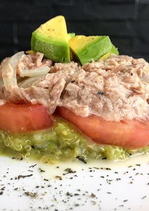 Una foto de Tartar de quinoa y atún