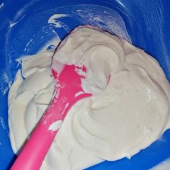 A picture of Fluffy Vanilla buttercream.