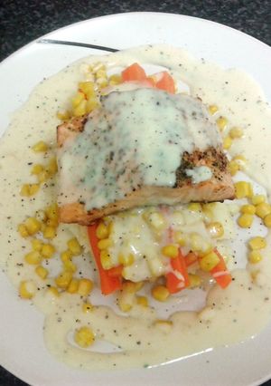 A picture of salmon fillet in herb butter with creamy mash & vegetables (serves 2).