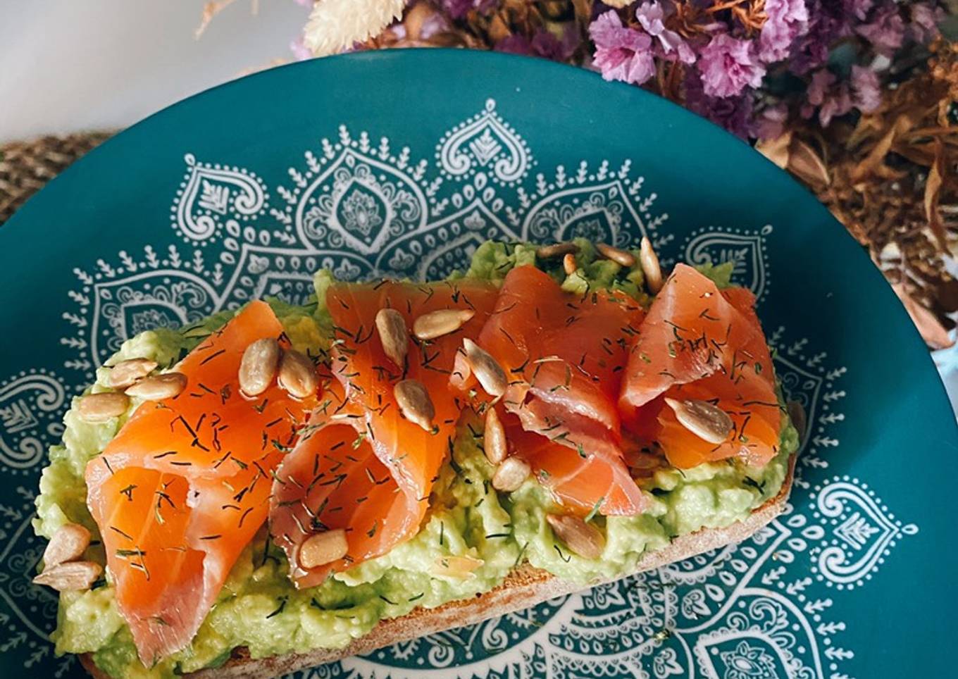 Hogaza con aguacate, salmón y eneldo