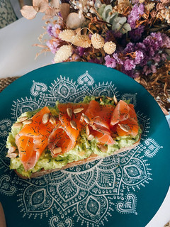 Una foto de Hogaza con aguacate, salmón y eneldo