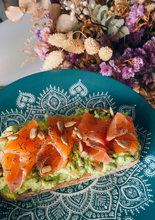 Una foto de Hogaza con aguacate, salmón y eneldo