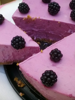 Foto principal de Tarta de moras silvestres (sin horno)
