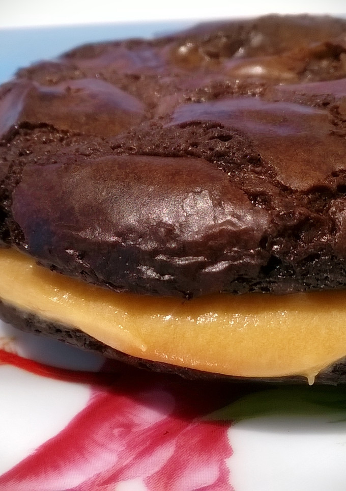 Una foto de Galletas Brownie con crema de dulce de leche