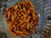 Una foto de pasta con morcilla