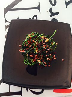 Una foto de Espinacas con jamón ibérico y pasas