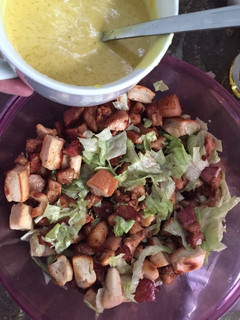 Una foto de Ensalada cesar😍