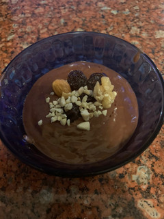 Una foto de MOUSSE de BANANA, CHOCOLATE y COCO con FRUTOS SECOS (muy fácil y nutritivo)
