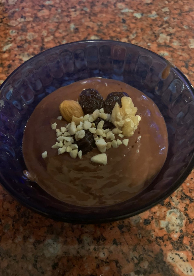 Una foto de MOUSSE de BANANA, CHOCOLATE y COCO con FRUTOS SECOS (muy fácil y nutritivo)
