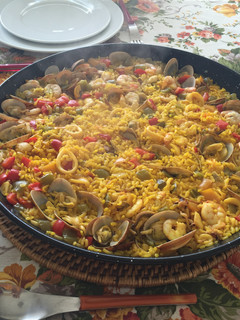 Una foto de Paella de arroz a mi manera