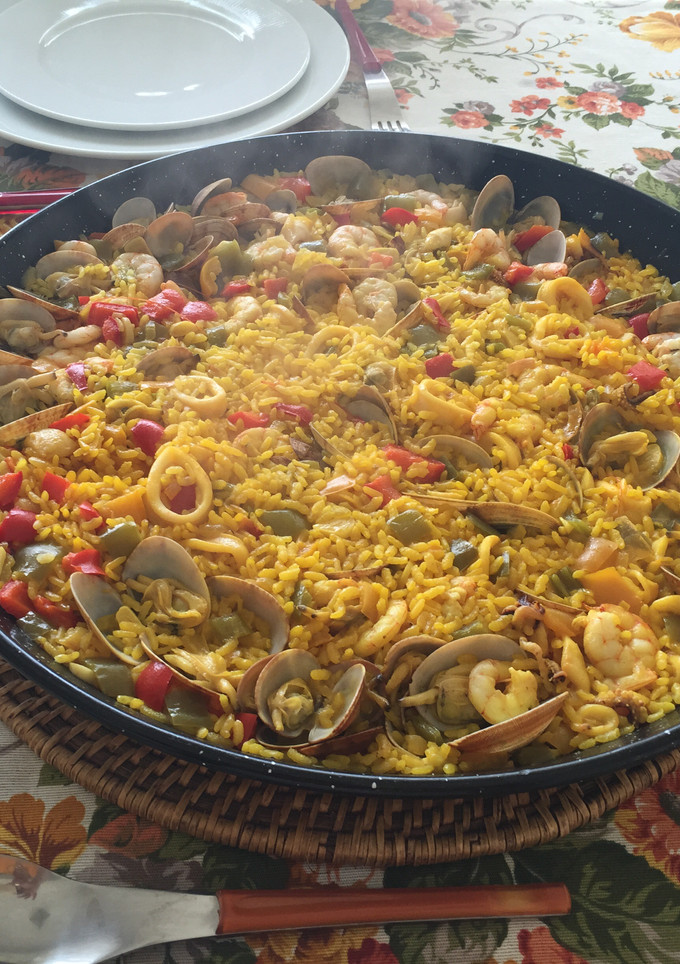 Una foto de Paella de arroz a mi manera 