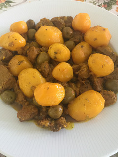 Una foto de Carne con patatas y aceitunas