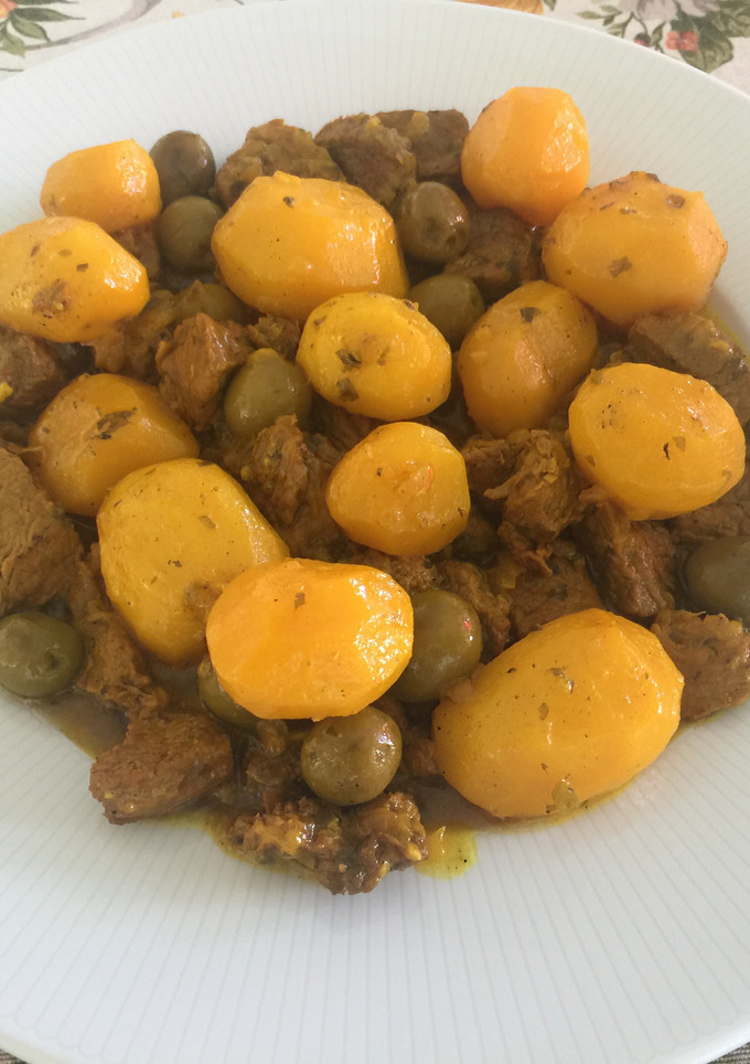 Una foto de Carne con patatas y aceitunas 