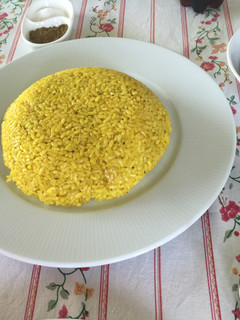 Una foto de Arroz al azafrán y caldo de cordero
