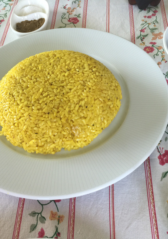 Una foto de Arroz al azafrán y caldo de cordero 