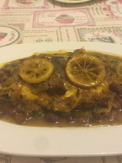 Una foto de Pescado con cebolla caramelizada y pasas
