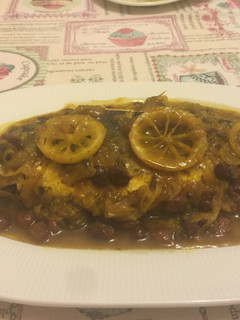 Una foto de Pescado con cebolla caramelizada y pasas