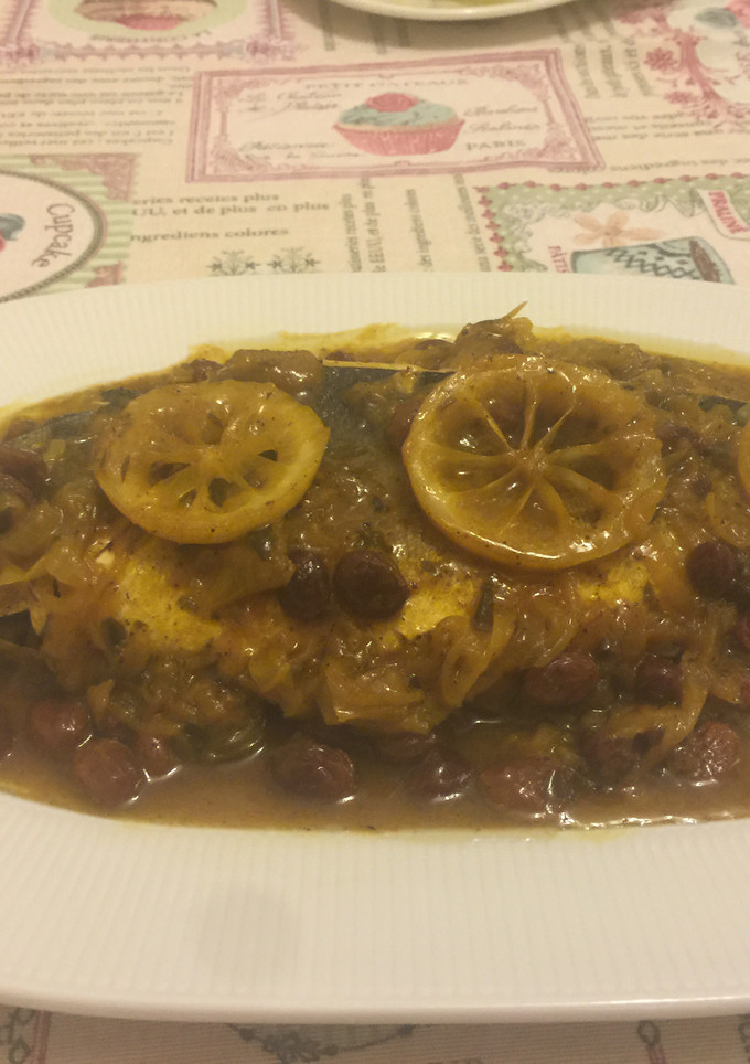 Una foto de Pescado con cebolla caramelizada y pasas