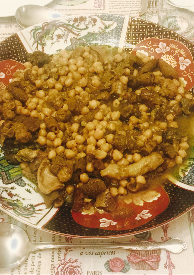 Una foto de Callos con garbanzos "كرشة بالحمص"
