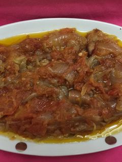 Una foto de Cebolla con tomate بصلة بمطيشة