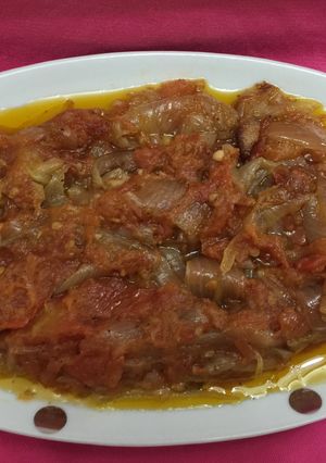 Una foto de Cebolla con tomate بصلة بمطيشة