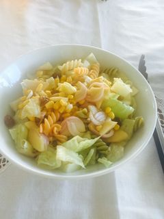 Una foto de Ensalada verde con pasta de verduras