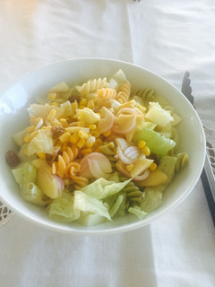 Una foto de Ensalada verde con pasta de verduras