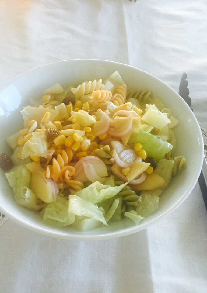 Una foto de Ensalada verde con pasta de verduras