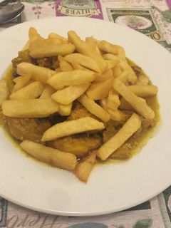 Una foto de Pollo al limón con patatas fritas