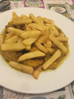 Una foto de Pollo al limón con patatas fritas